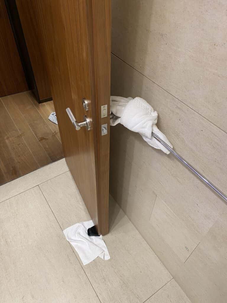 How to defeat the self-closing bathroom door in the Al Safwa bedroom