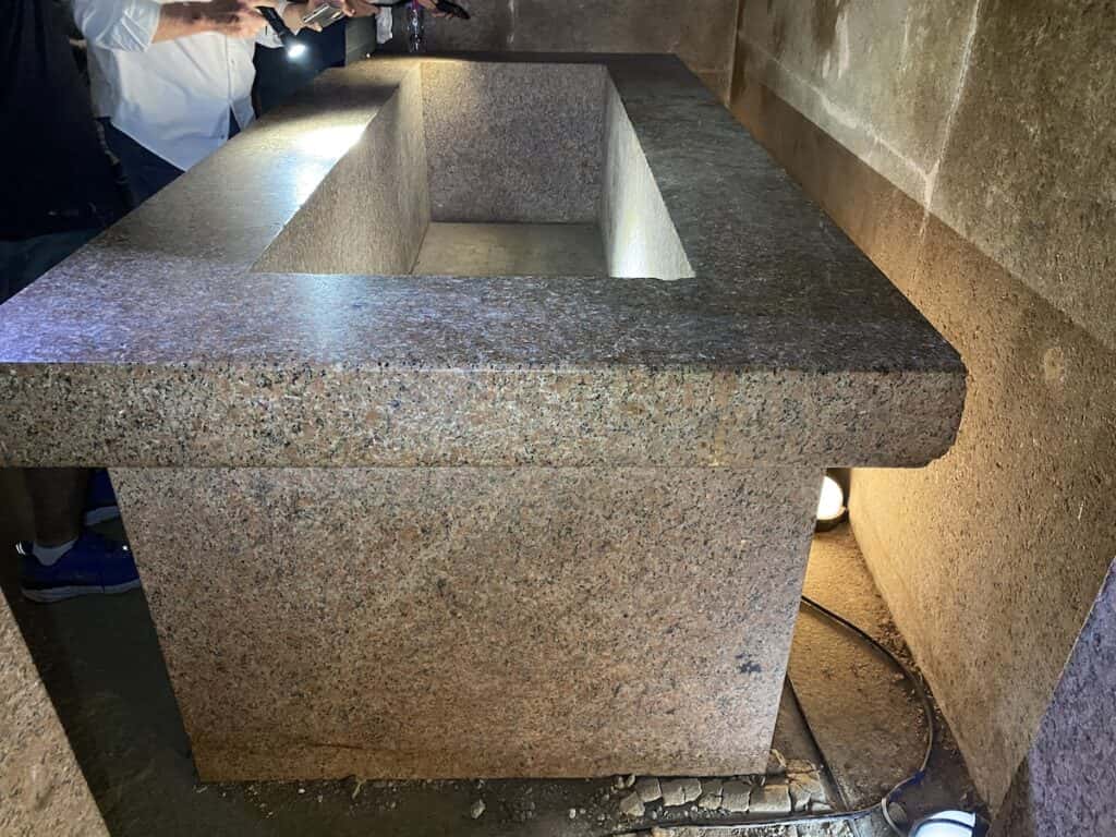 The Lahun Pyramid sarcophagus is flat along the top side.