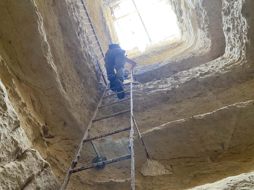 Climbing down ladder in the Osiris Shaft