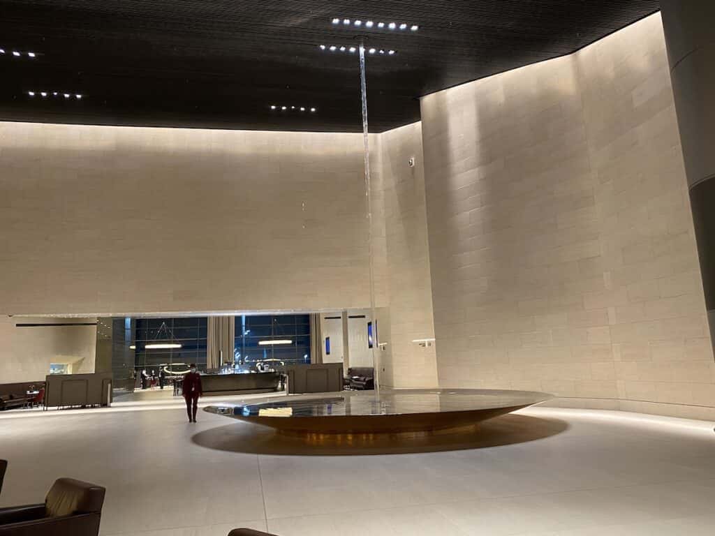 Massive infinity fountain at Al Safwa Lounge