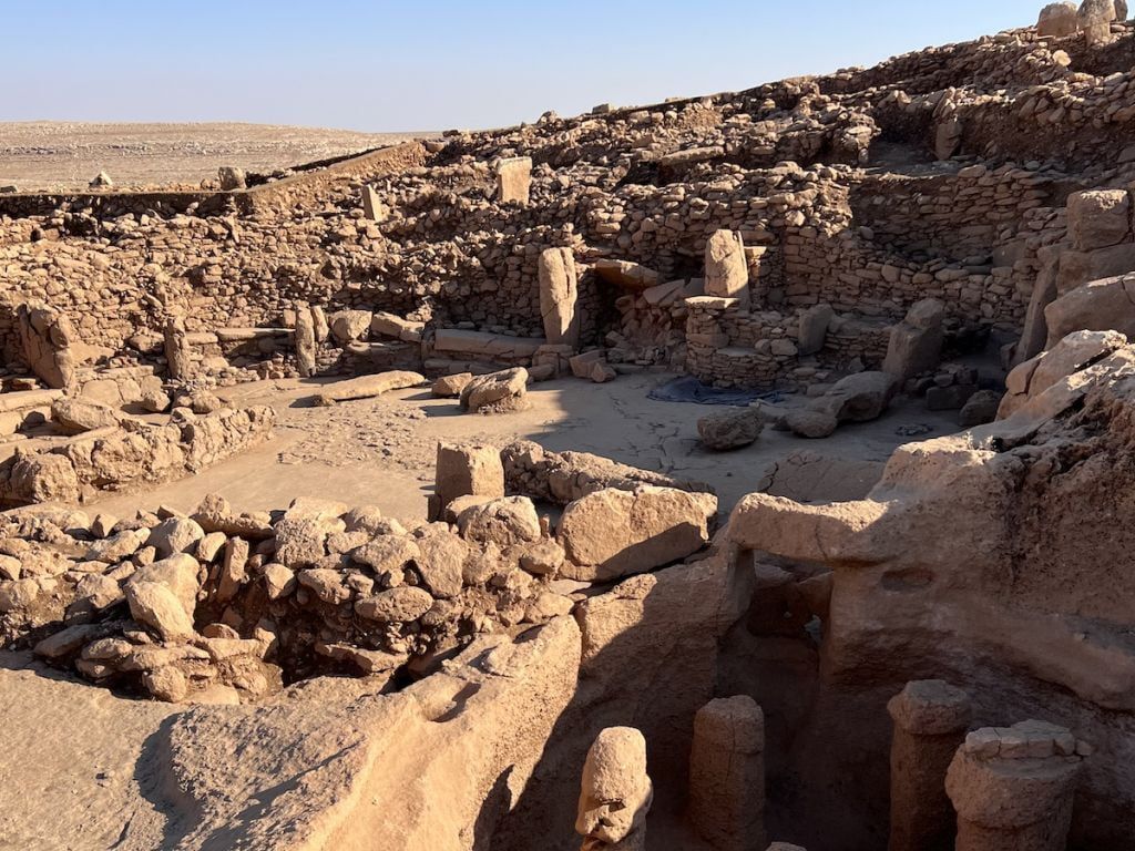 Large arena room adjacent to the phallus room.