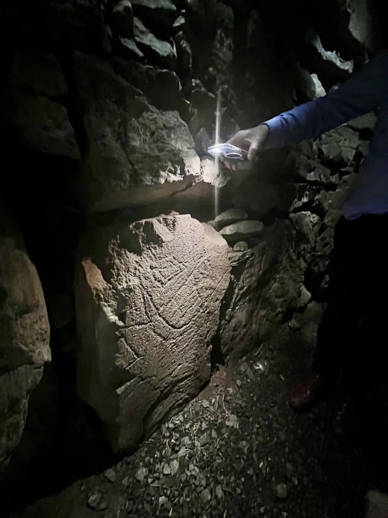 A face-like carving in the Fourknocks tomb