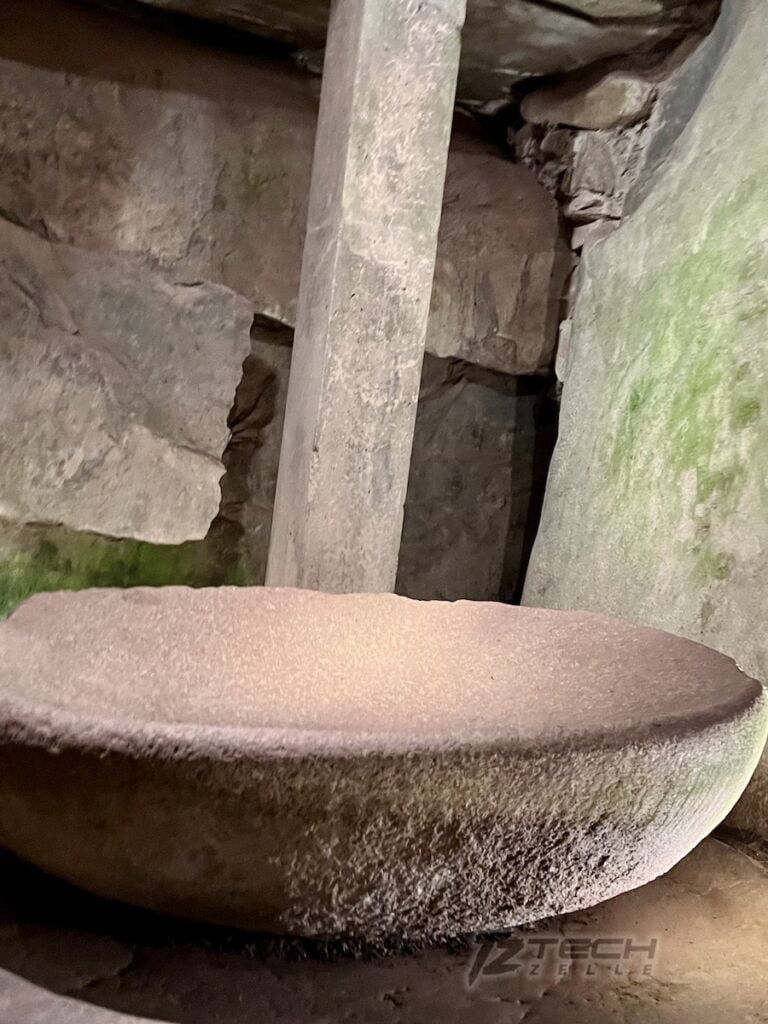 The right alcove contains a large bowl.