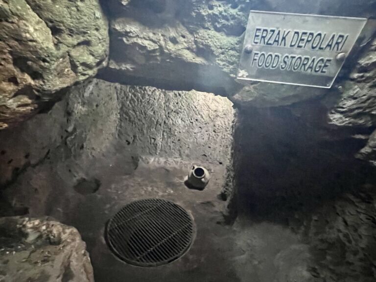 Chamber with a sign: Food Storage