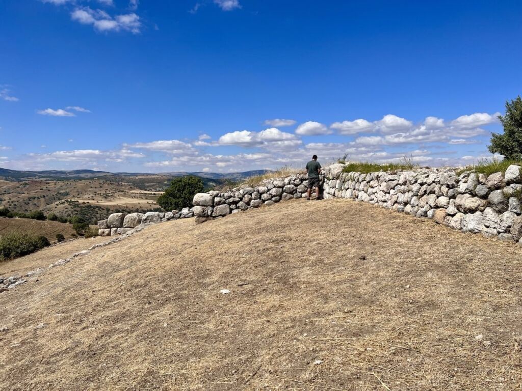 man peeing on the wall at Yerkapi