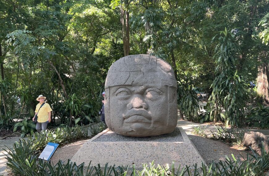 Olmec Head - La Venta Monument 1