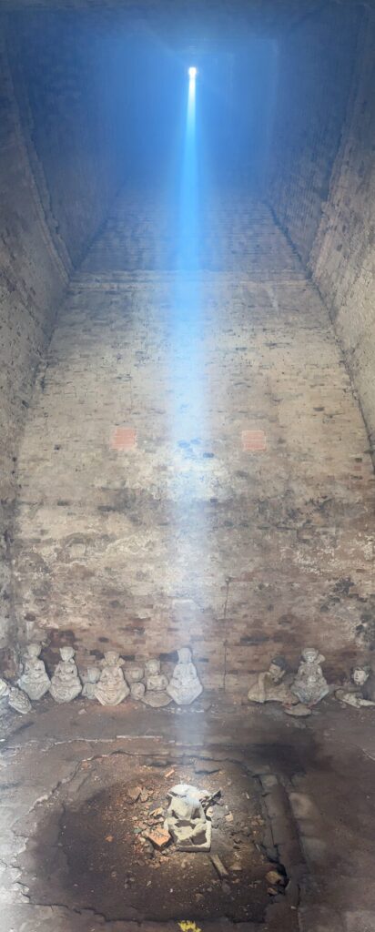 The zenith sunbeam at the center of the Lolei chamber, from the opening down to the floor